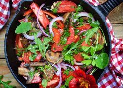 Warmer Tomaten-Champignons Salat
