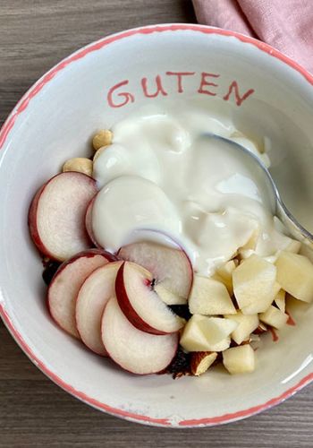 Pfirsich-Apfel-Frühstück mit Joghurt