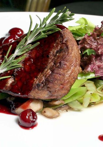 Steak auf Frühlingszwiebeln mit Kirschsauce