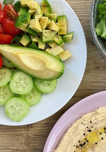 Hummus mit Gemüse und Salat