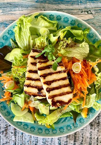 Salat mit Grillkäse, Möhre und Kräuter-Vinaigrette