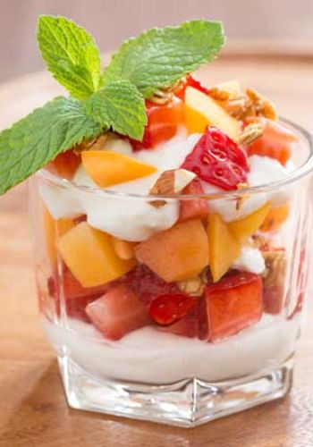 Sojajoghurt mit Erdbeeren, Mango, Minze und Nüssen