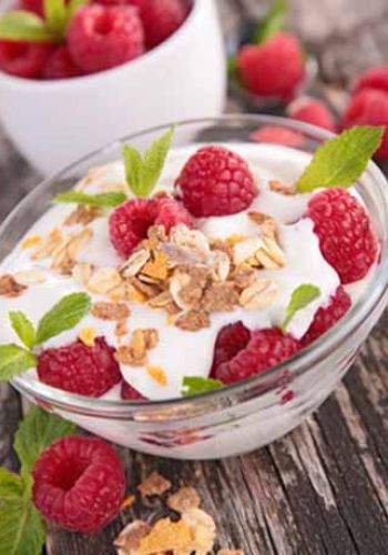 Sojajoghurt mit Himbeeren und Müsli