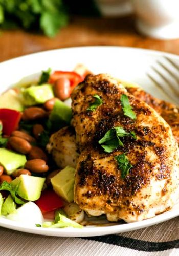 Cajun Chicken mit Avocado-Bohnen Salat