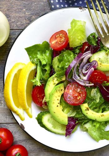 Gemischter Salat mit Avocado