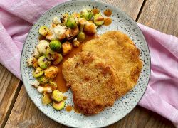 Kürbisschnitzel mit Kohlgemüse und Bratensauce