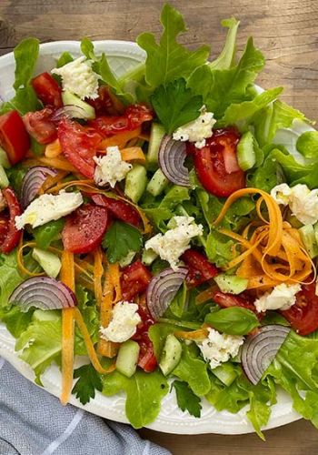 Gartensalat mit Tomaten, Mozzarella und Gurke