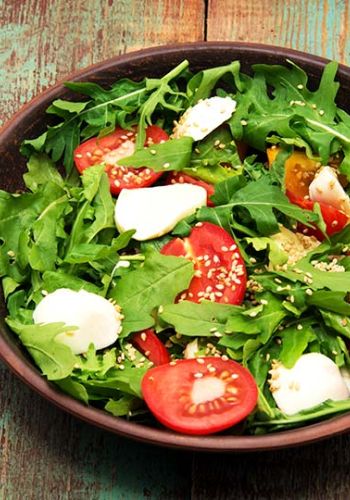 Rucola Salat mit bunten Tomaten