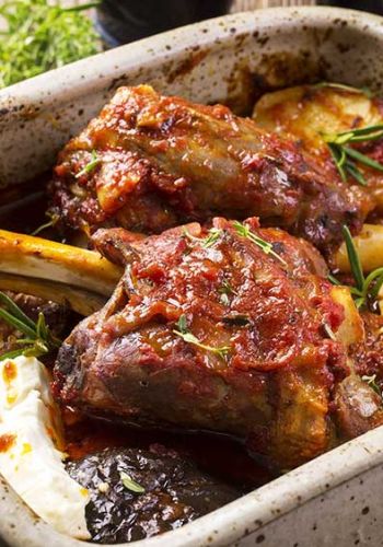 Geschmorte Lammhaxe mit Feta und Gemüse