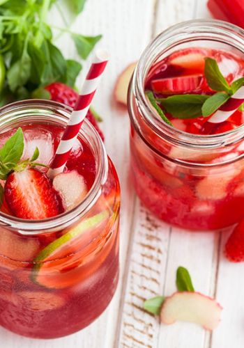 Erdbeer-Rhabarber-Schorle