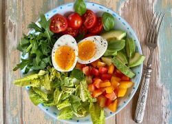 Bowl mit gekochtem Ei und frischem Gemüse