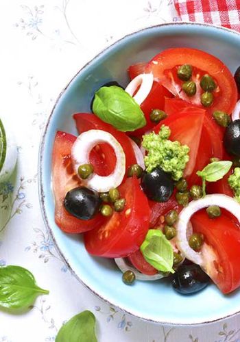 Tomaten Salat mit Oliven, Kapern und Basilikumpesto