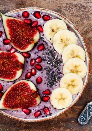 Blaubeer-Bowl mit Feige, Granatapfel, Chia Samen und Banane