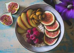 Protein Frühstück mit Soja Flakes, Mandeln und Feigen