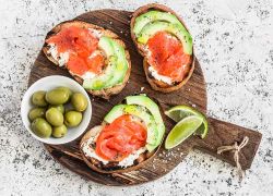 Low Carb Brot mit Lachs und Avocado