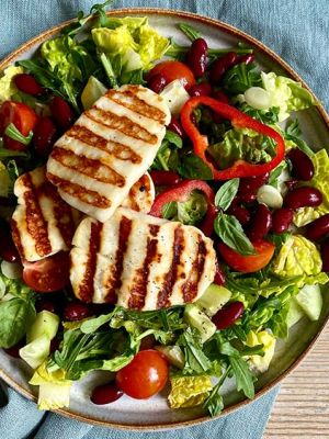 Gegrillter Halloumi auf Salat mit Kidneybohnen