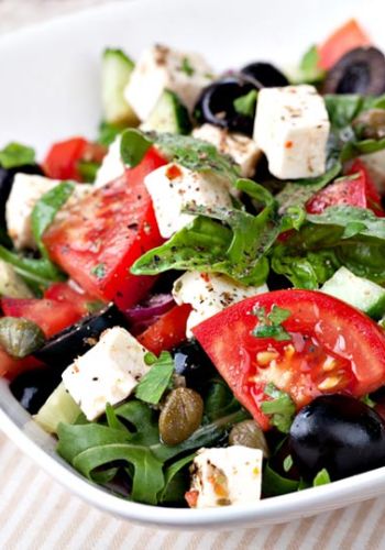 Salat mit Feta und Oliven