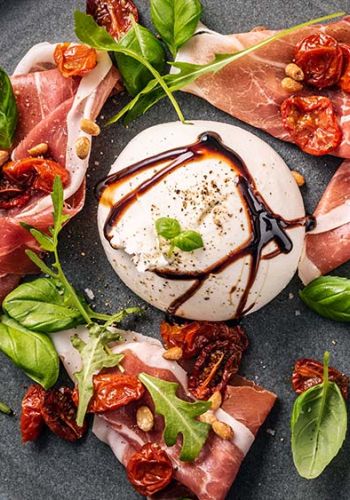 Burrata mit Serranoschinken und Tomaten