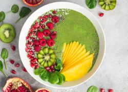 Grüne Bowl mit Mango und Kiwi