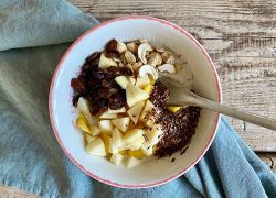 Joghurt-Bowl mit Apfel, Mango und Rosinen