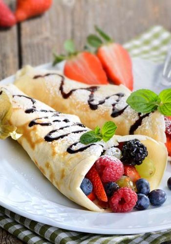 Low Carb Eierkuchen gefüllt mit Beeren
