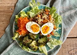 Kürbis-Quinoa mit Ei und Brokkoli