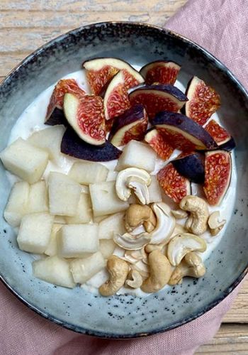 Frühstücksbowl mit Feige, Birne und Cashewkernen