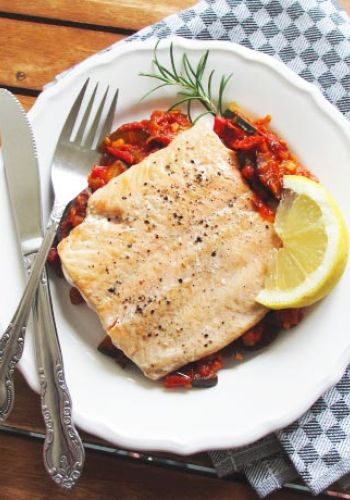 Low Carb Lachs auf Mediterranen Gemüse