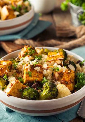 Quinoa Bowl mit Tofu und Gemüse