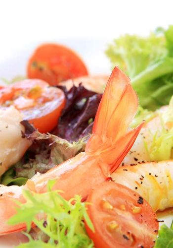 Garnelen auf Salat