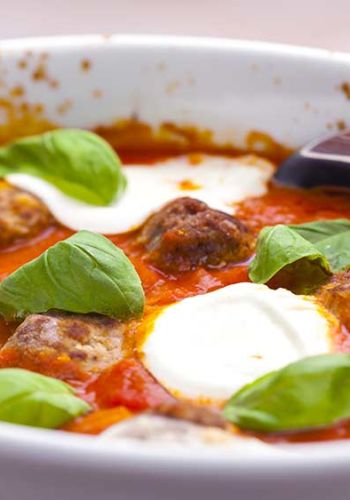 Gebackene Hackbällchen mit Tomaten und Mozzarella
