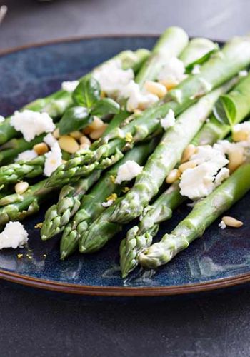 Grüner Spargel mit Feta und Pinienkerne