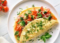 Omelette mit Brokkoli und Tomaten