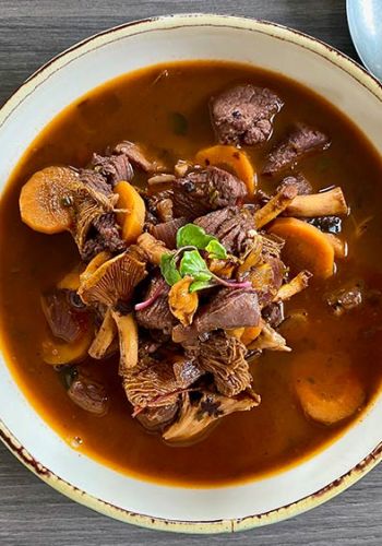Gulasch mit Putenfleisch, Möhren und Pfifferlingen