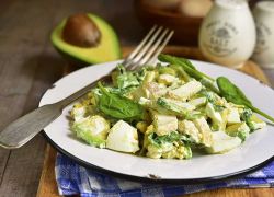 Eier-Avocado-Chicken-Salat mit Basilikum