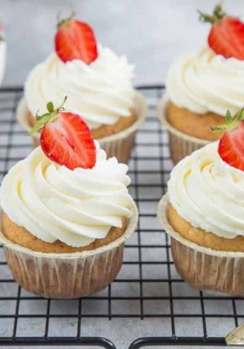 Low Carb Muffins mit frischer Sahne und Erdbeeren
