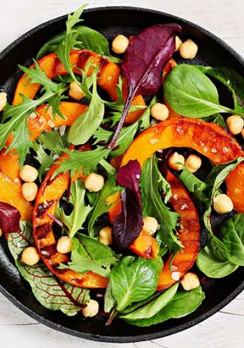 Bunter Salat mit gegrilltem Kürbis und Kichererbsen