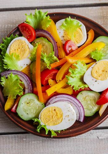 Gemüsesalat mit Gurken und Ei