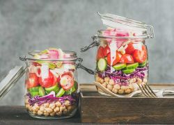 Meal Prep - Salat mit Kichererbsen, Rotkohl, Tomate, Gurke und Bunter Bete