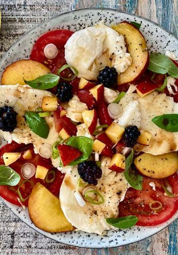 Tomate-Mozzarella mit Pfirsich und Brombeeren