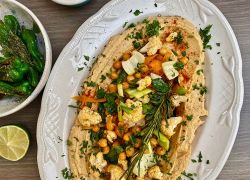 Hummus mit gebratenem Gemüse und Kräutern