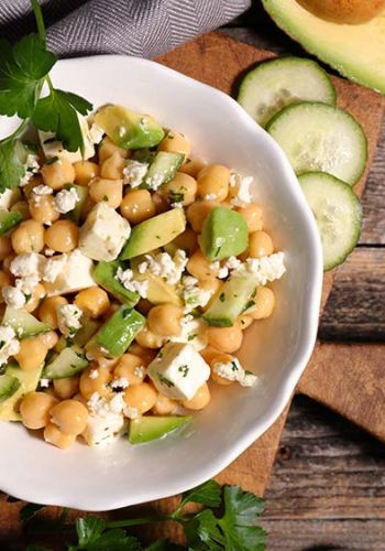 Kichererbsensalat mit Feta, Avocado und Gurke