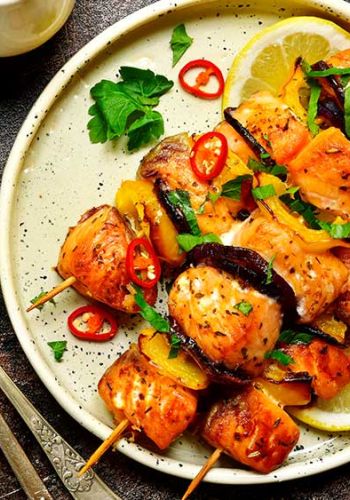 Lachsspieße mit Paprika und Zwiebel