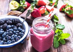 Beeren-Smoothie mit Limette und Minze