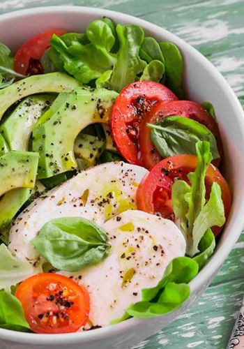 Salat Bowl mit Avocado und Mozzarella