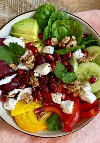 Bunte Gemüse Bowl mit Walnüssen und Ziegenfrischkäse