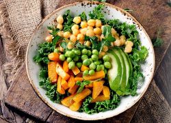 Low Carb Bowl mit Kichererbsen, Avocado und Ofenkürbis