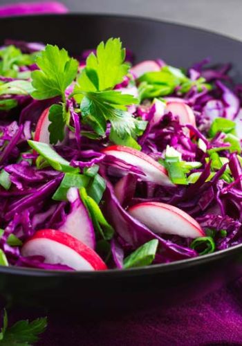Rotkohl, Radieschen und Frühlingszwiebelsalat