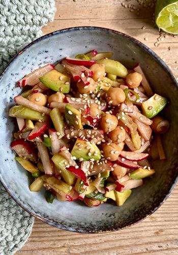 Asia Salat mit Gurke und Radieschen