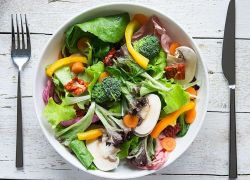 Gemüse-Salat mit getrockneten Tomaten